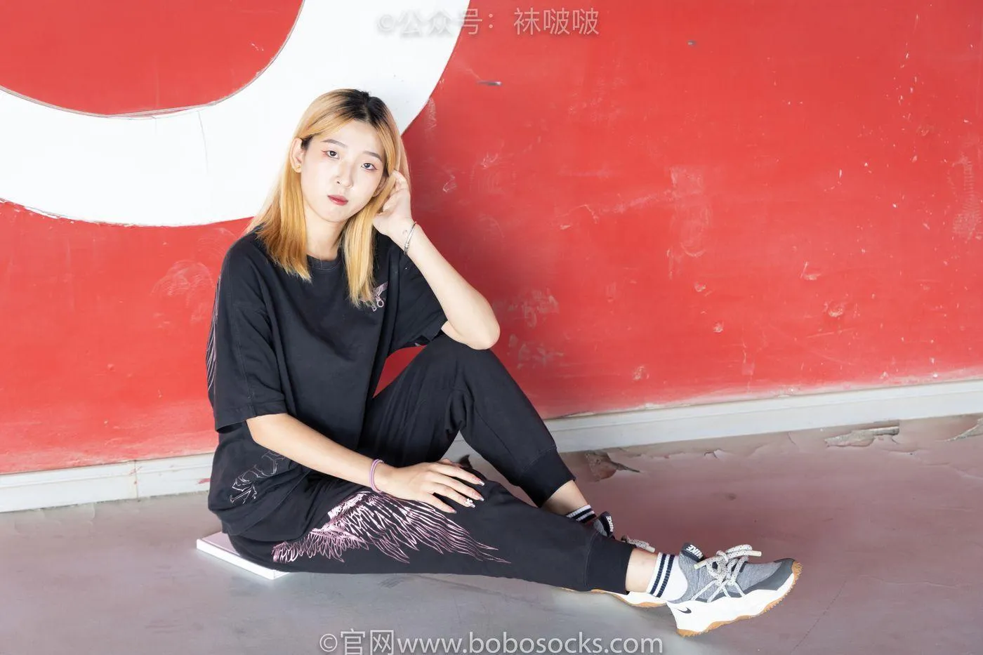 [BoBoSocks袜啵啵]NO.018 木木-运动鞋、白棉袜、裸足 [136P]插图3